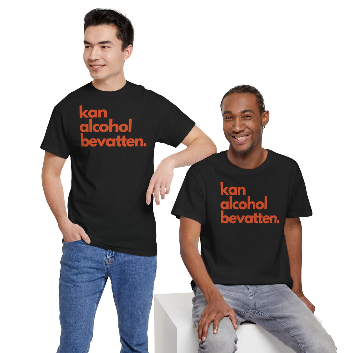 Zwart oversized T-shirt met oranje frontprint 'kan alcohol bevatten', twee modellen in beeld.