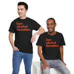 Zwart oversized T-shirt met oranje frontprint 'kan alcohol bevatten', twee modellen in beeld.