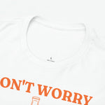 Witte T-shirt kraag met “100% cotton” en deel van “DON’T WORRY” print