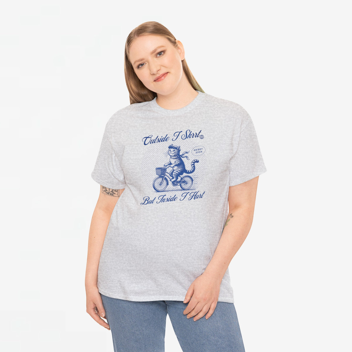Zandkleurig oversized t-shirt met blauwe motorillustratie en tekstprint op de borst.