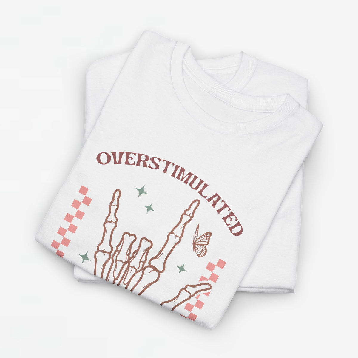 Witte oversized T-shirt met grote handprint en tekst op de borst, opgevouwen.
