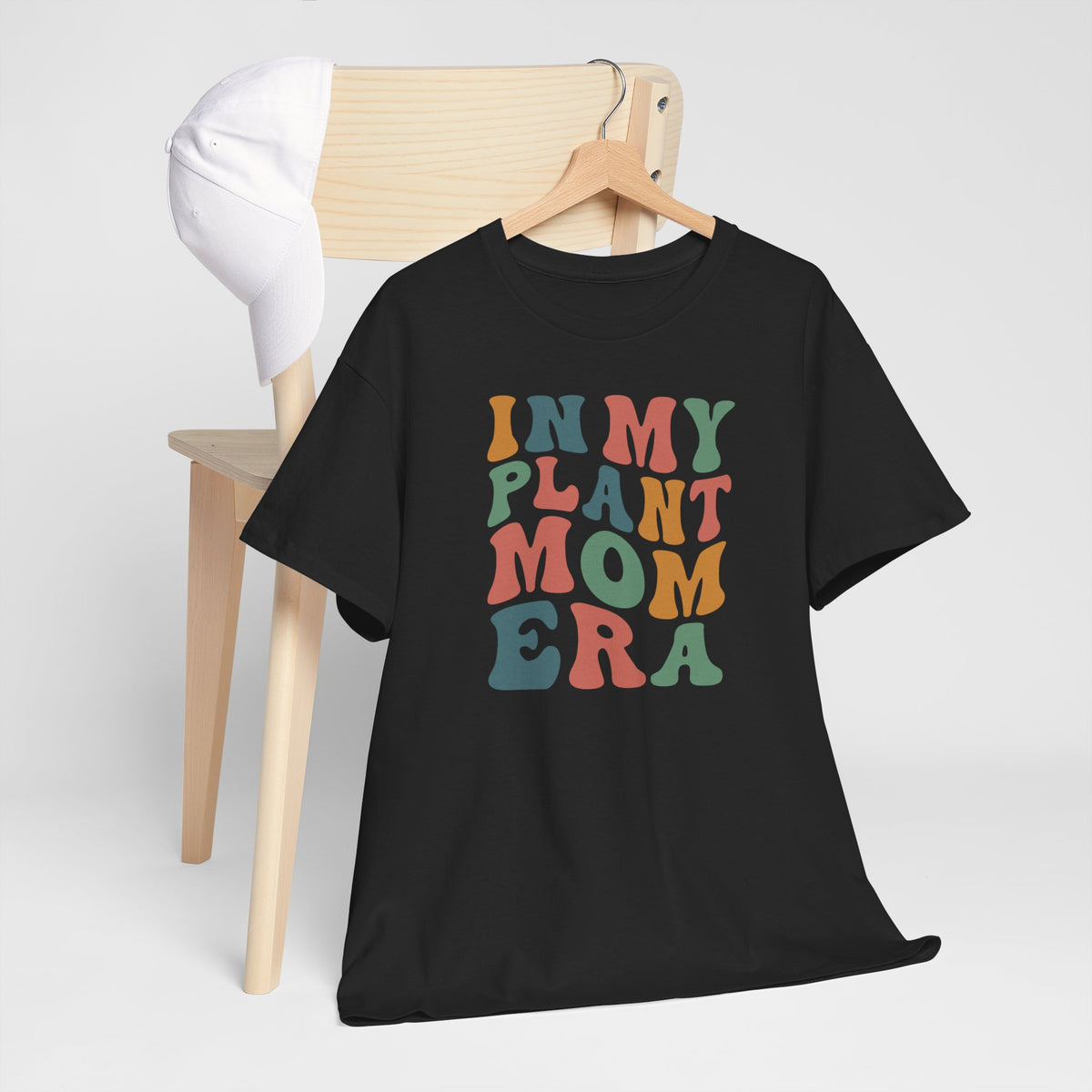 Zwarte t-shirt met kleurrijke 'IN MY PLANT MOM ERA' tekstprint op de borst