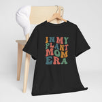 Zwarte t-shirt met kleurrijke 'IN MY PLANT MOM ERA' tekstprint op de borst