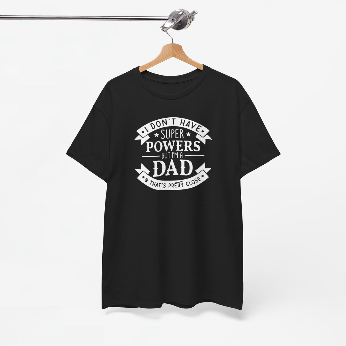 Zwarte t-shirt met ronde hals en witte borstprint met tekst 'Dad'.