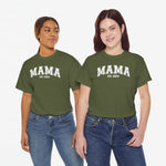 Legergroen T-shirt met opdruk “MAMA” en “EST. 2024” op de borst.