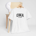 Witte T-shirt met OMA-est. 2024 borstprint op houten hangertje