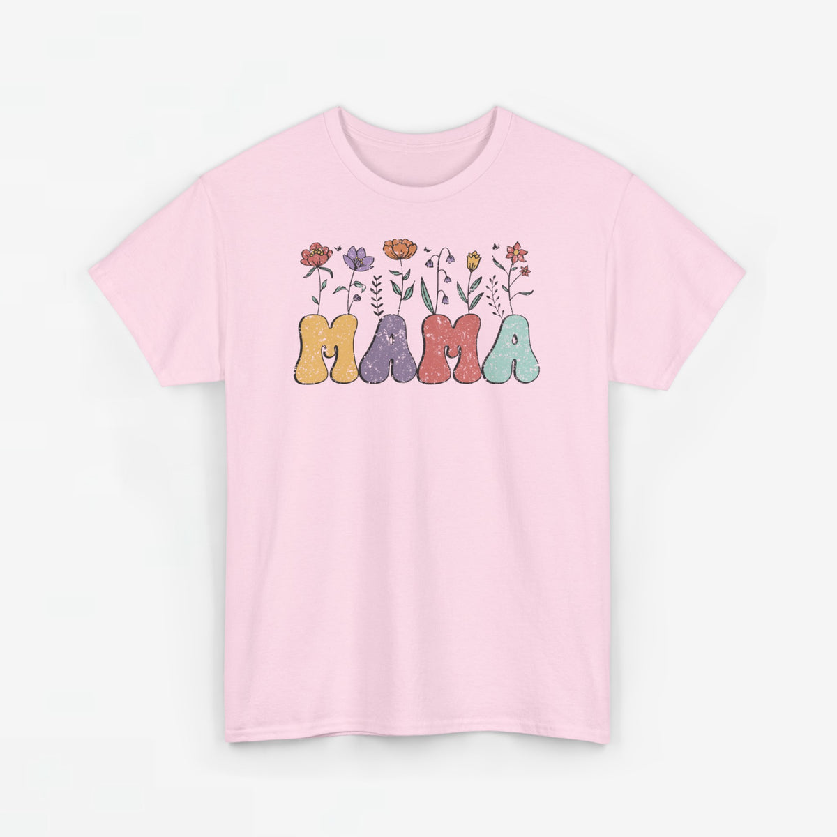T-shirt lichtroze met bloemenprint en gekleurde "MAMA" letters op de borst