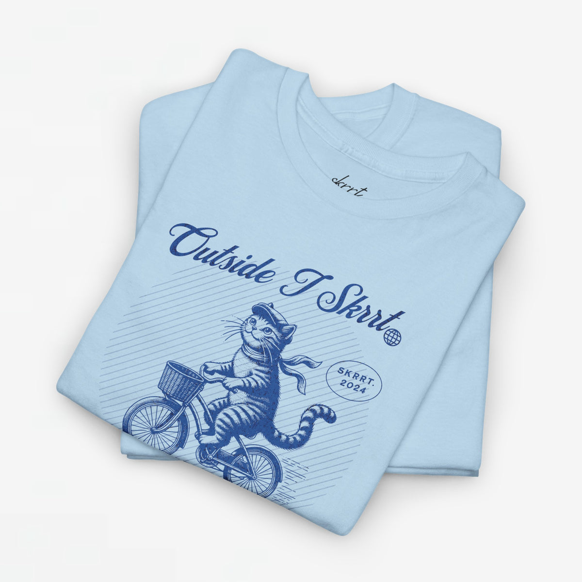 Lichtblauwe oversized t-shirt met blauwe kat op fiets en tekstprint op de borst