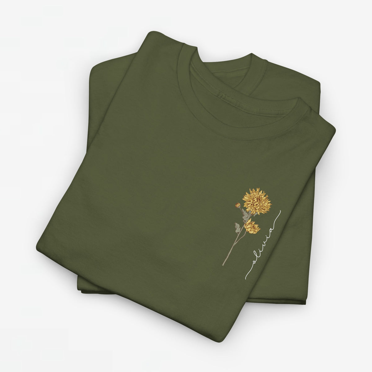 Olijfgroen T-shirt met kleine bloemillustratie op de borst, subtiele lijnfiguur eronder