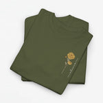 Olijfgroen T-shirt met kleine bloemillustratie op de borst, subtiele lijnfiguur eronder