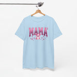 Lichtblauw oversized T-shirt met roze “MAMA”-print, aan een houten kledinghanger