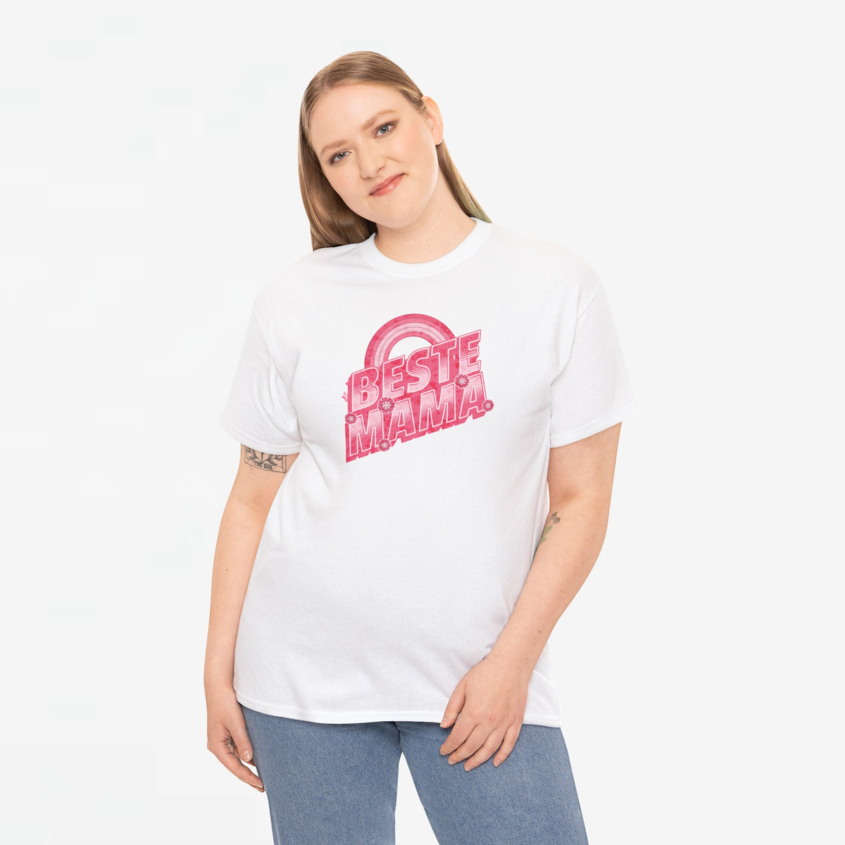Wit oversized T-shirt voor mama met roze “BESTE MAMA” opdruk, gedragen