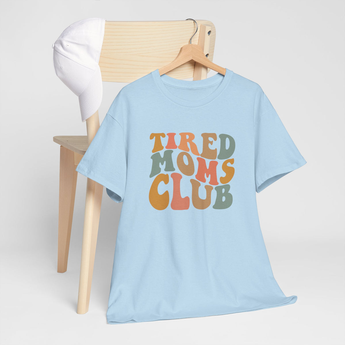 Lichtblauwe T-shirt op hanger met Tired Moms Club opdruk, korte mouwen en ronde hals