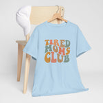 Lichtblauwe T-shirt op hanger met Tired Moms Club opdruk, korte mouwen en ronde hals