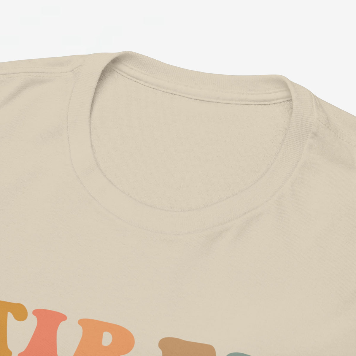 Beige T-shirt met ronde hals en zoomdetail, close-up van de hals.