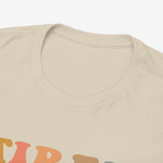 Beige T-shirt met ronde hals en zoomdetail, close-up van de hals.