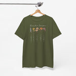 T-shirt in legergroen met bloemenprint en naamtekst, hangend aan een houten hanger