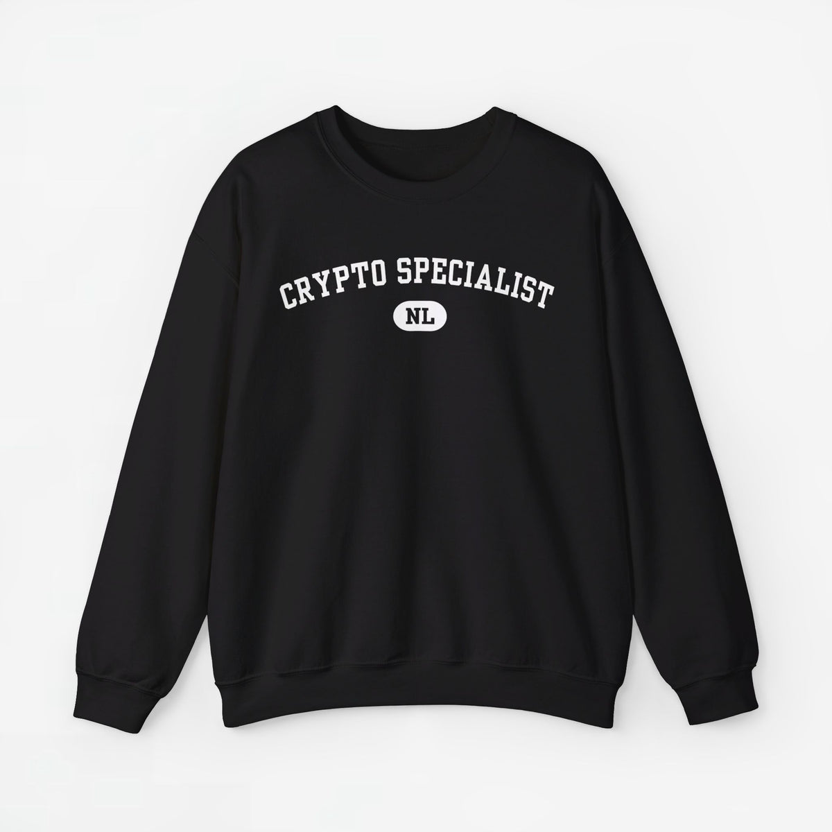 Zwarte sweatshirt met ronde hals en borstprint “CRYPTO SPECIALIST” met klein NL-logo