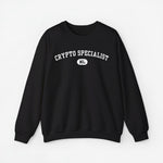 Zwarte sweatshirt met ronde hals en borstprint “CRYPTO SPECIALIST” met klein NL-logo