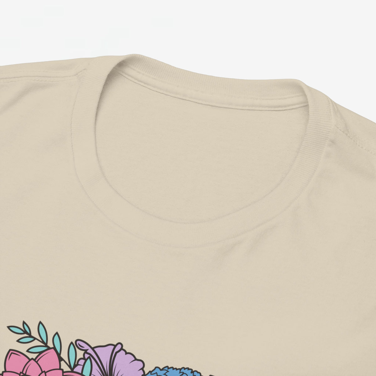 Beige t-shirt met ronde hals; deel van ‘BONUS MAMMA’ bloemenprint zichtbaar
