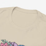 Beige t-shirt met ronde hals; deel van ‘BONUS MAMMA’ bloemenprint zichtbaar