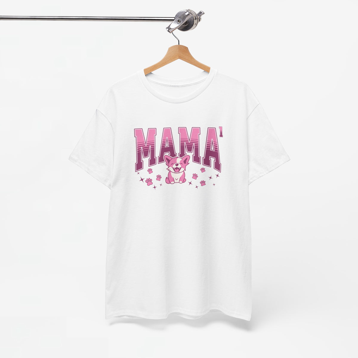 Witte T-shirt met “MAMA” print in roze en illustratie van een schattig beertje/katje