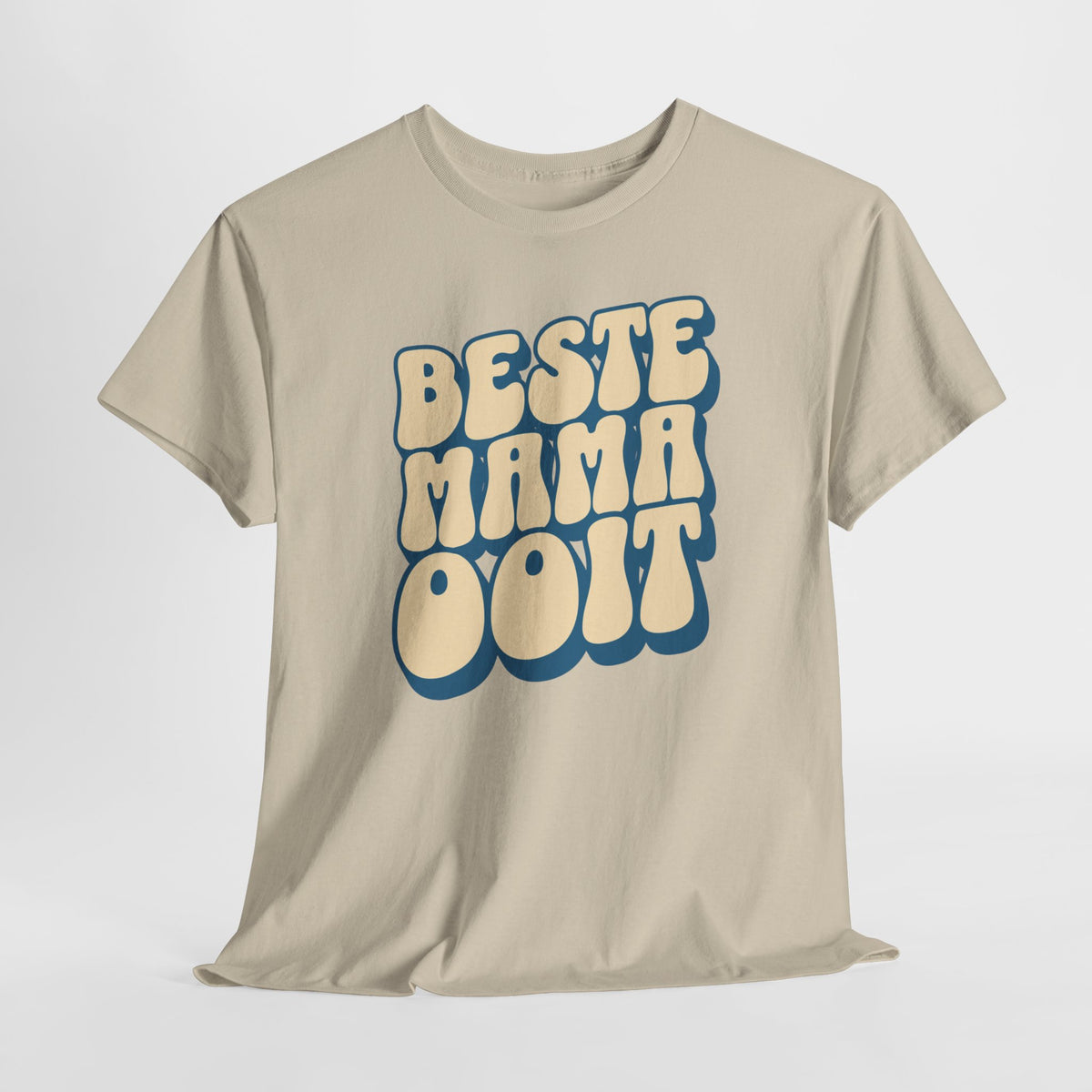 Beige T-shirt met ronde hals en blauwe borstprint, licht gedrapeerd gepresenteerd.