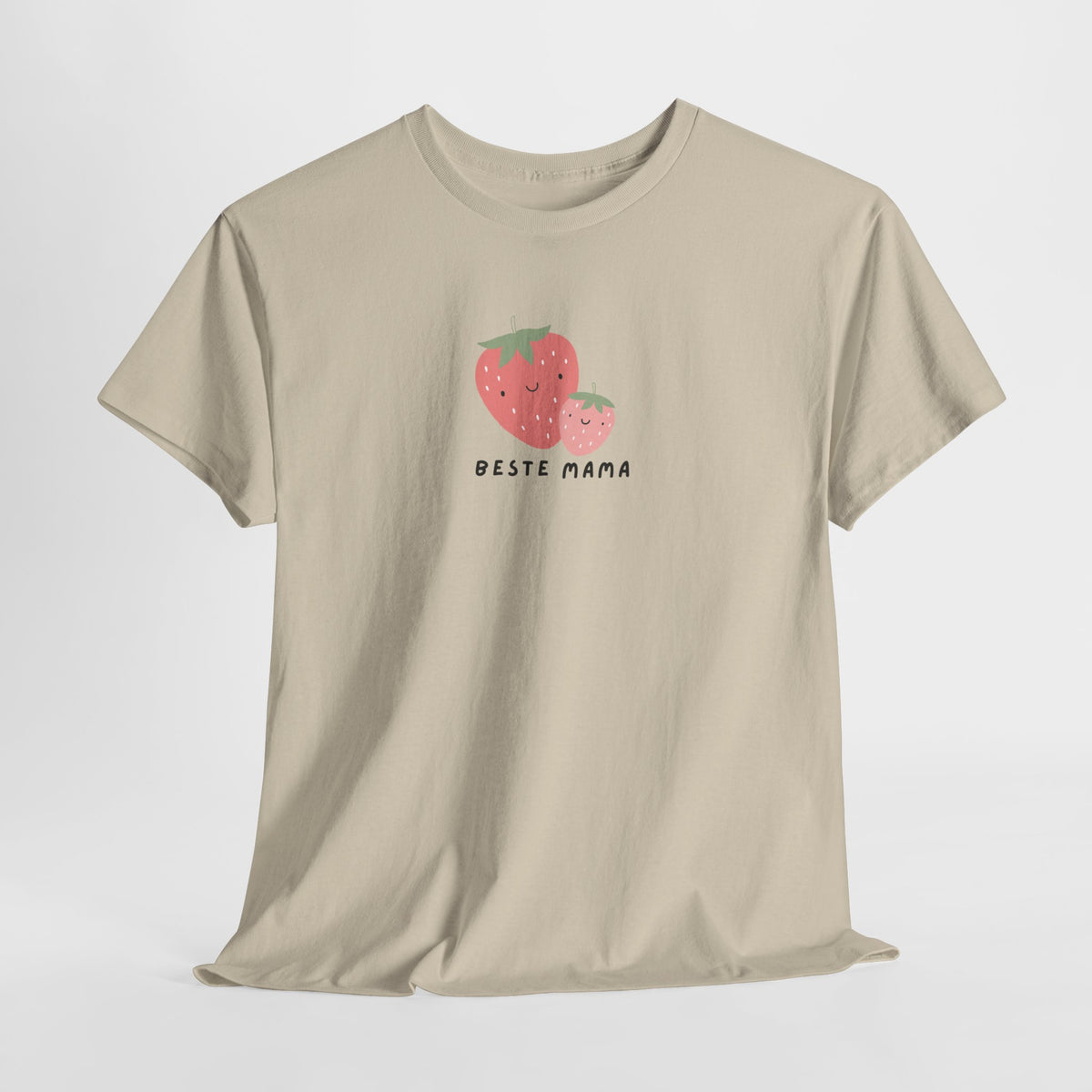 Oversized zandkleurige T-shirt met aardbeien- en 'Beste Mama'-print op de borst.