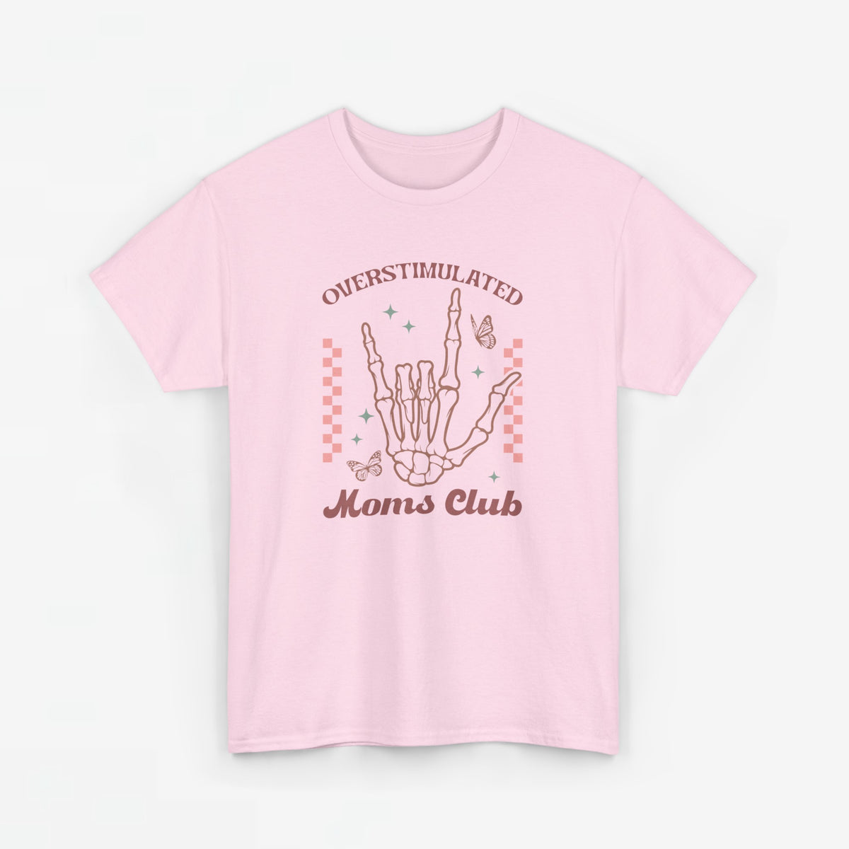 Roze T-shirt met opdruk van handillustratie en tekst “Moms club” op de borst.