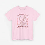 Roze T-shirt met opdruk van handillustratie en tekst “Moms club” op de borst.