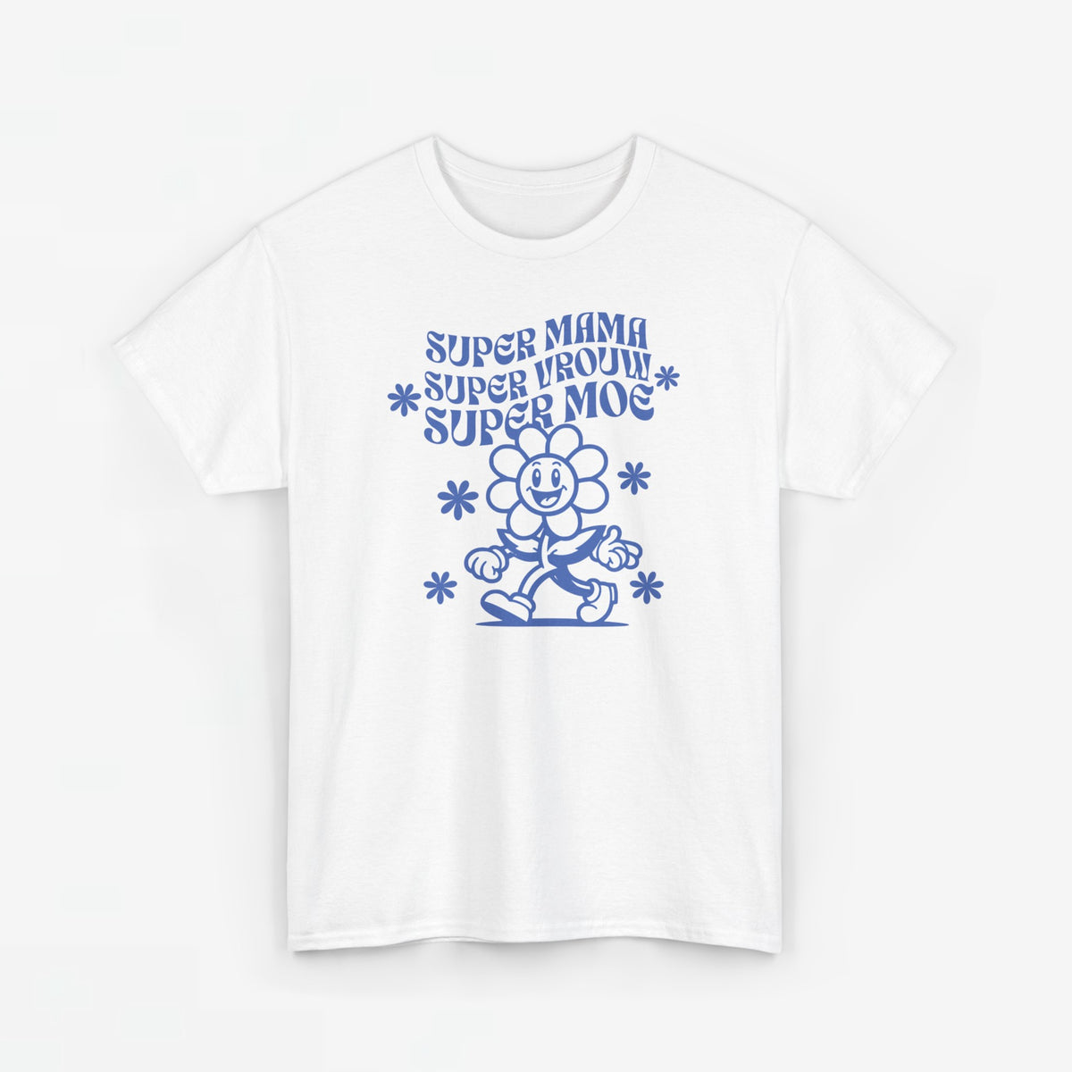 Witte t-shirt met blauwe tekst en illustratie van lachende bloemfiguur