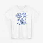Witte t-shirt met blauwe tekst en illustratie van lachende bloemfiguur