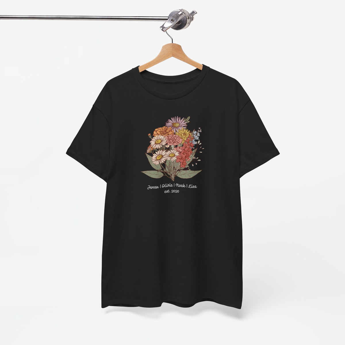 Zwart T-shirt met bloemenboeketprint en gepersonaliseerde tekst aan hanger