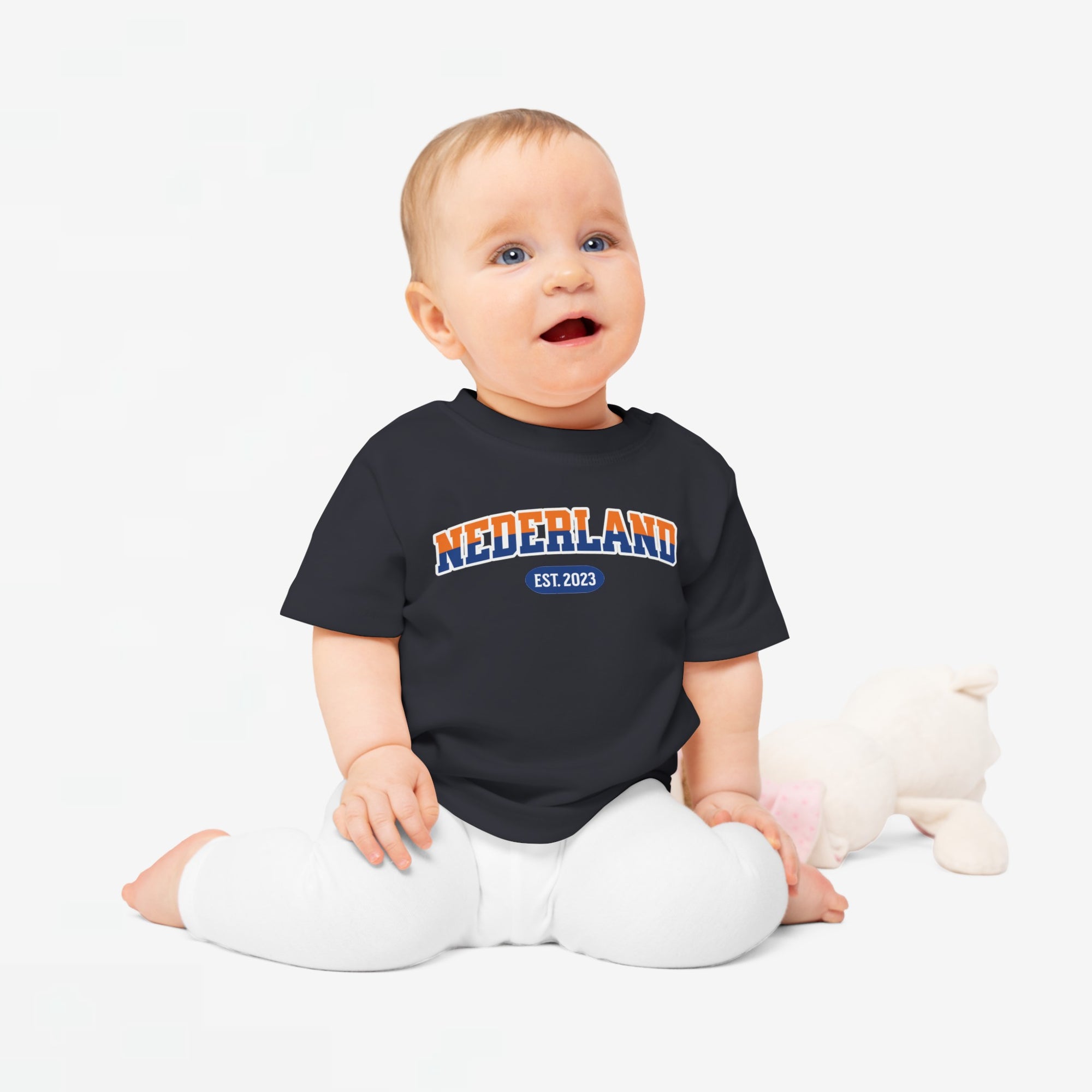 Baby T-shirt voor EK, WK en Koningsdag - Personaliseer met Naam, Jaar & Rugnummer - NEDERLAND (oranje en blauwe tekst)