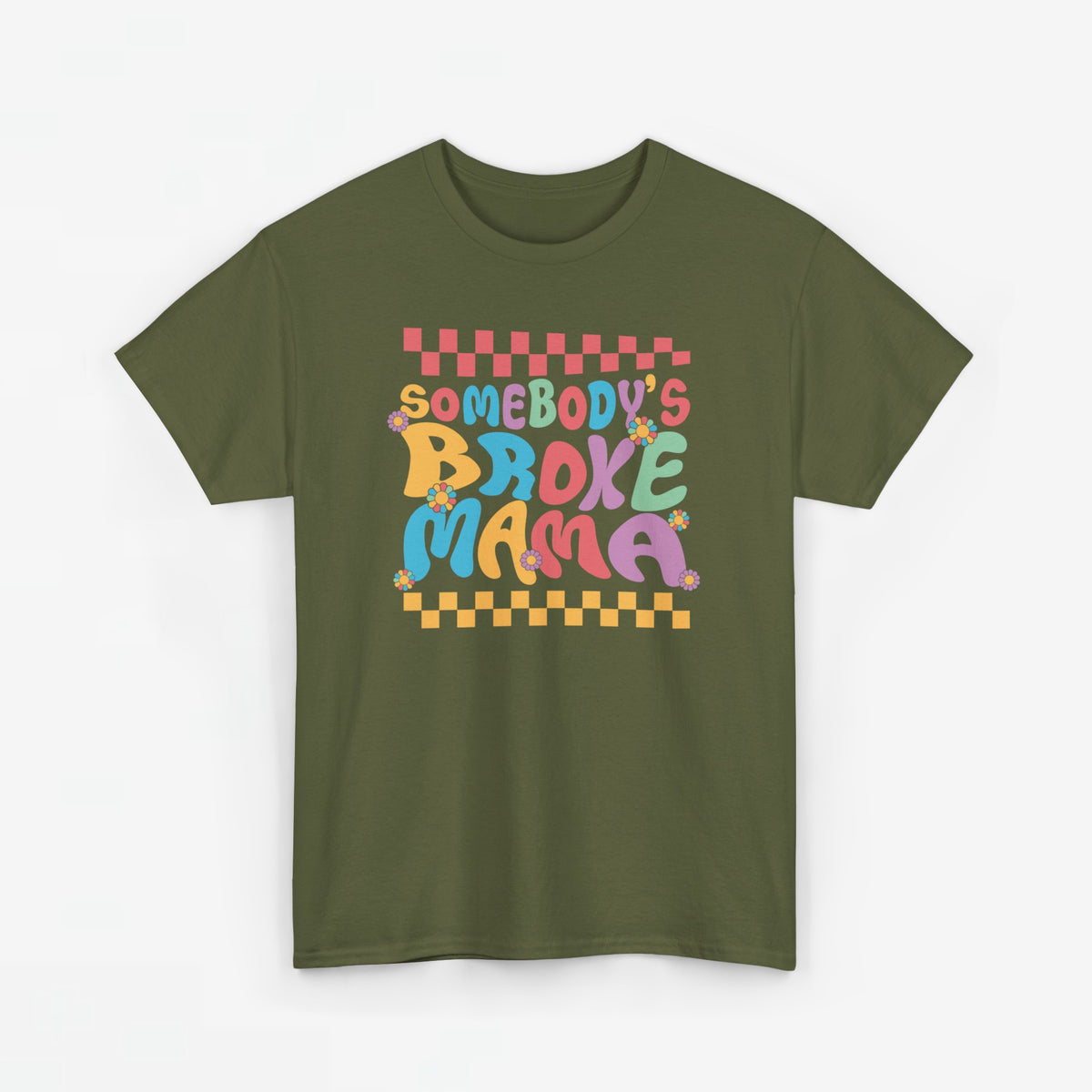 Olijfgroen T-shirt met ronde hals en kleurrijke 'Somebody's Broke Mama' print