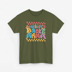 Olijfgroen T-shirt met ronde hals en kleurrijke 'Somebody's Broke Mama' print