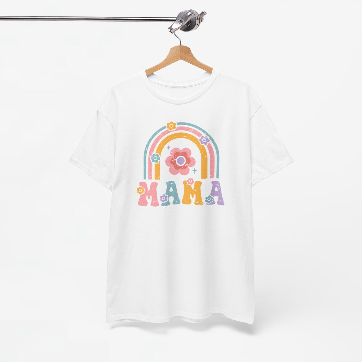 Witte T-shirt met regenboogprint en 'MAMA' op de borst, aan een houten hanger