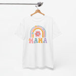 Witte T-shirt met regenboogprint en 'MAMA' op de borst, aan een houten hanger
