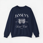Marineblauwe sweatshirt met opdruk 'JANSEN'S', bierpullen en 'EST. 2024', ronde hals