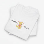 Witte oversized T-shirt met “MAMA” print en beer met hartjes in kleur.