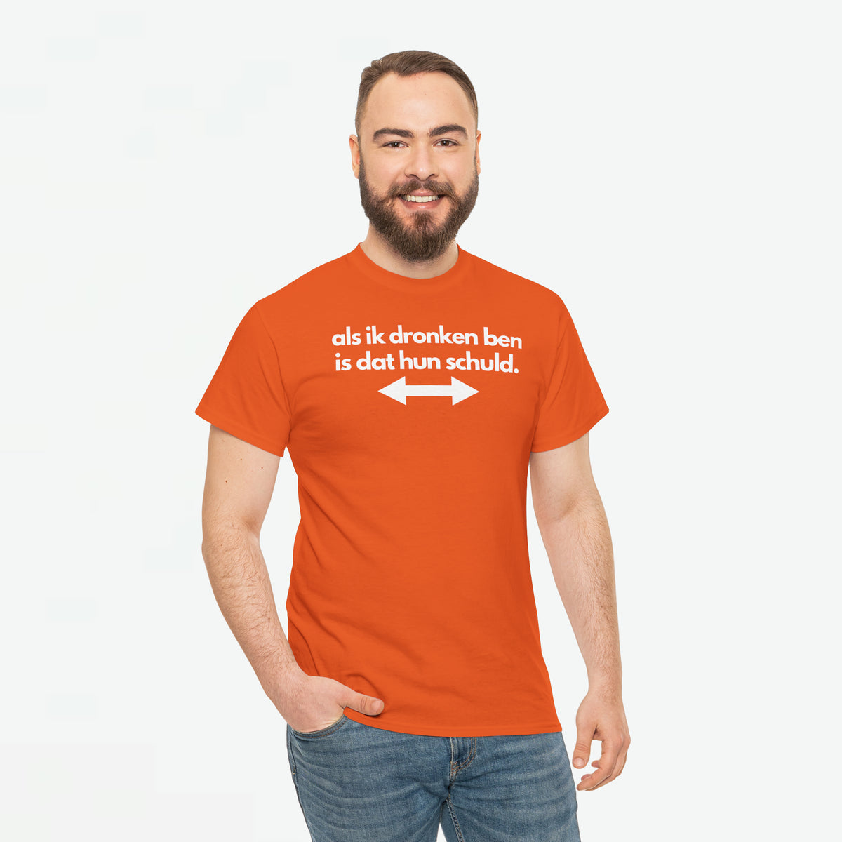 Oranje T-shirt met witte tekstprint en pijlen, gedragen door model