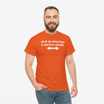 Oranje T-shirt met witte tekstprint en pijlen, gedragen door model
