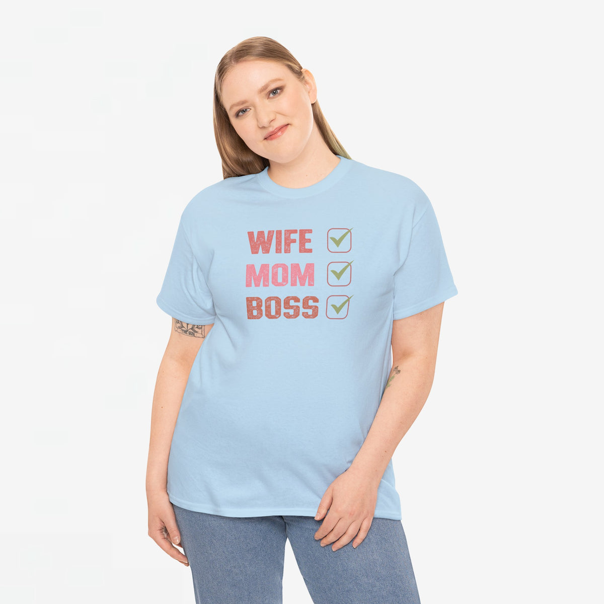 Lichtblauwe T-shirt met ronde hals en opdruk “WIFE MOM BOSS” met check-icoontjes.