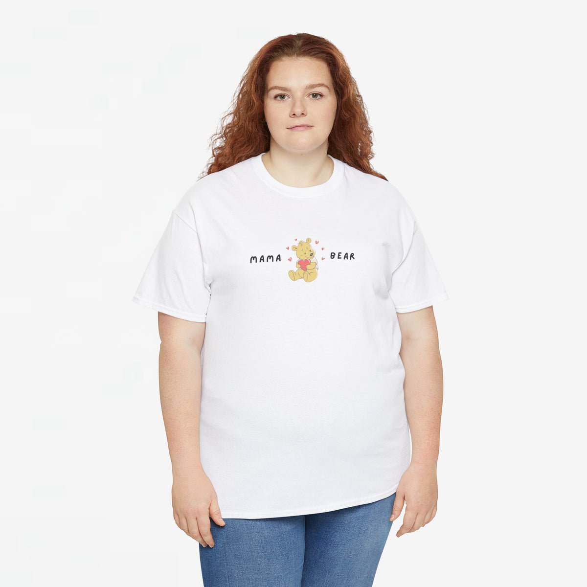 Witte oversized T-shirt gedragen, Mama Bear-print op de borst