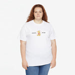 Witte oversized T-shirt gedragen, Mama Bear-print op de borst