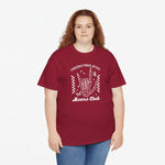 Rood T-shirt met ronde hals en witte handprint/tekst op de borst, model in beeld.