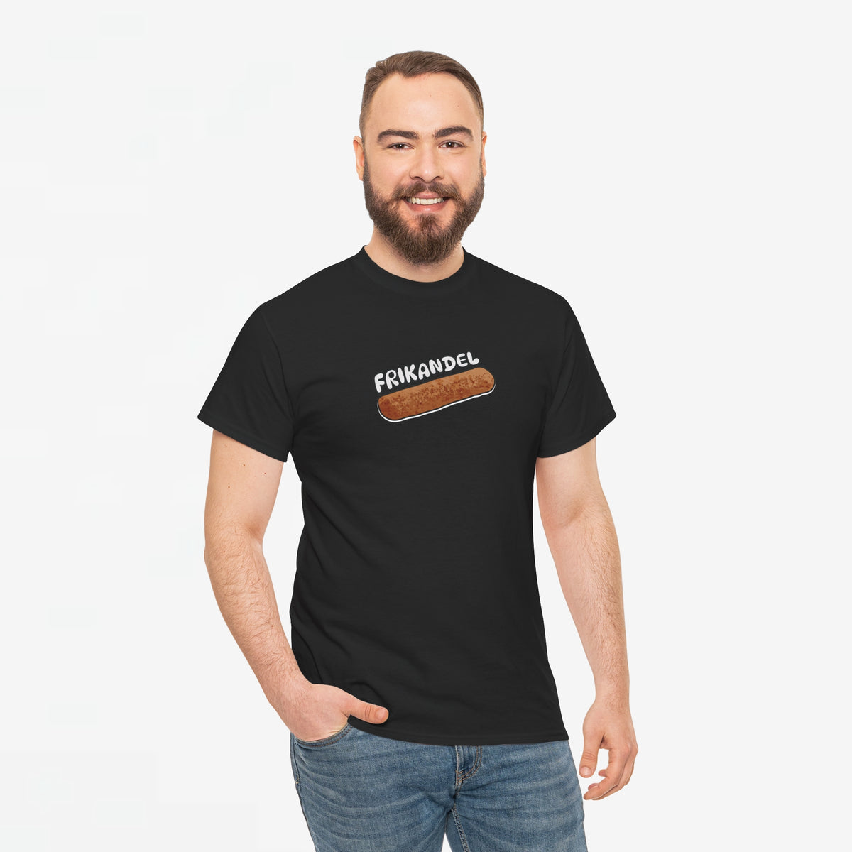 Zwarte T-shirt met frikandelprint op de borst, korte mouwen, gedragen door model.