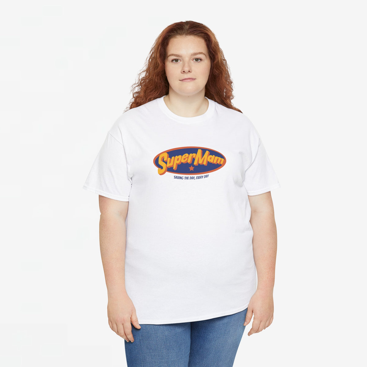 Witte T-shirt met SuperMam-logo op de borst en ronde hals, model