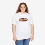 Witte T-shirt met SuperMam-logo op de borst en ronde hals, model