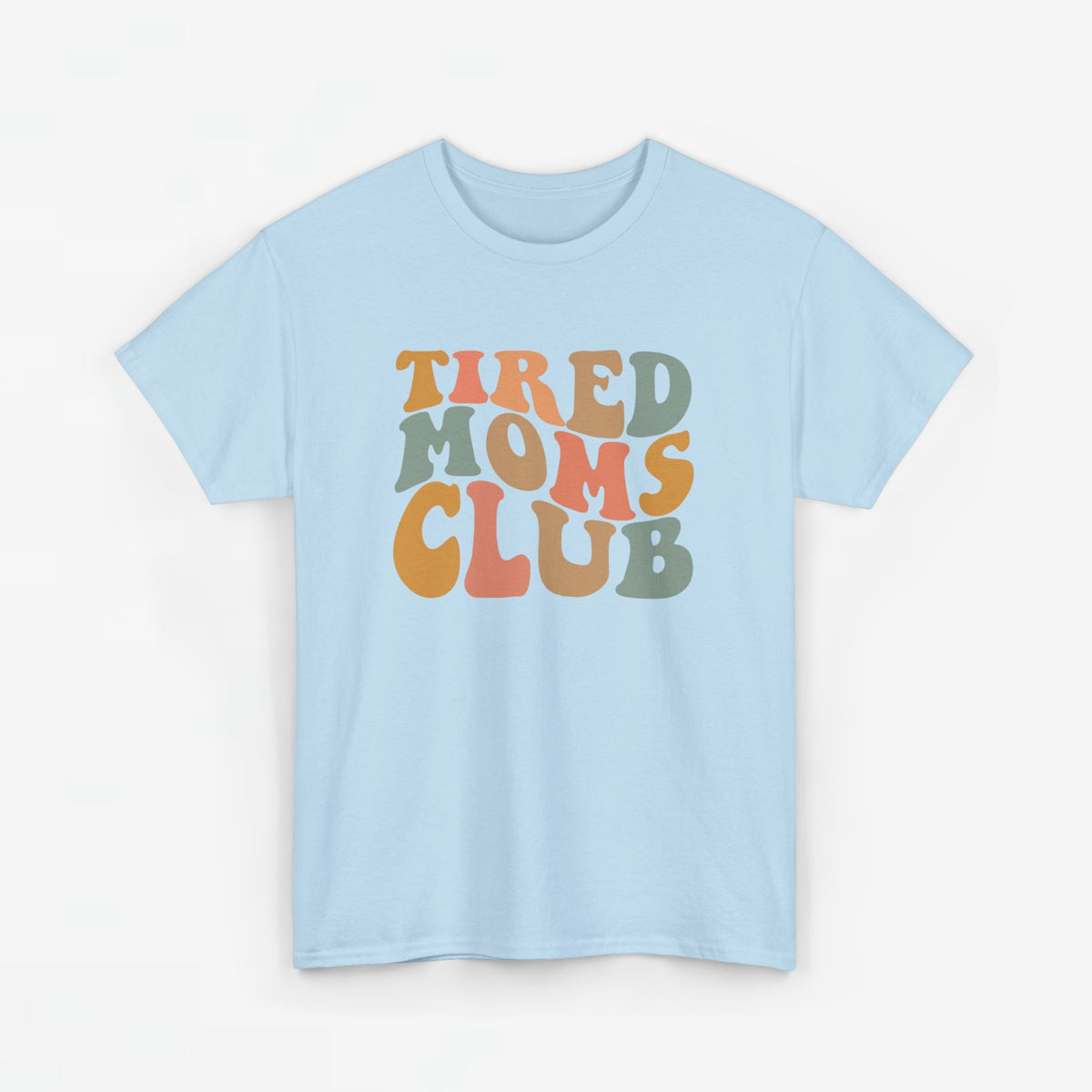 Lichtblauwe T-shirt met ronde hals en Tired Moms Club opdruk op de borst